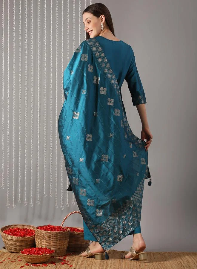 جلو باص مجموعة من كورتا زرقاء تركوازية مطرزة مع بنطال ووشاح